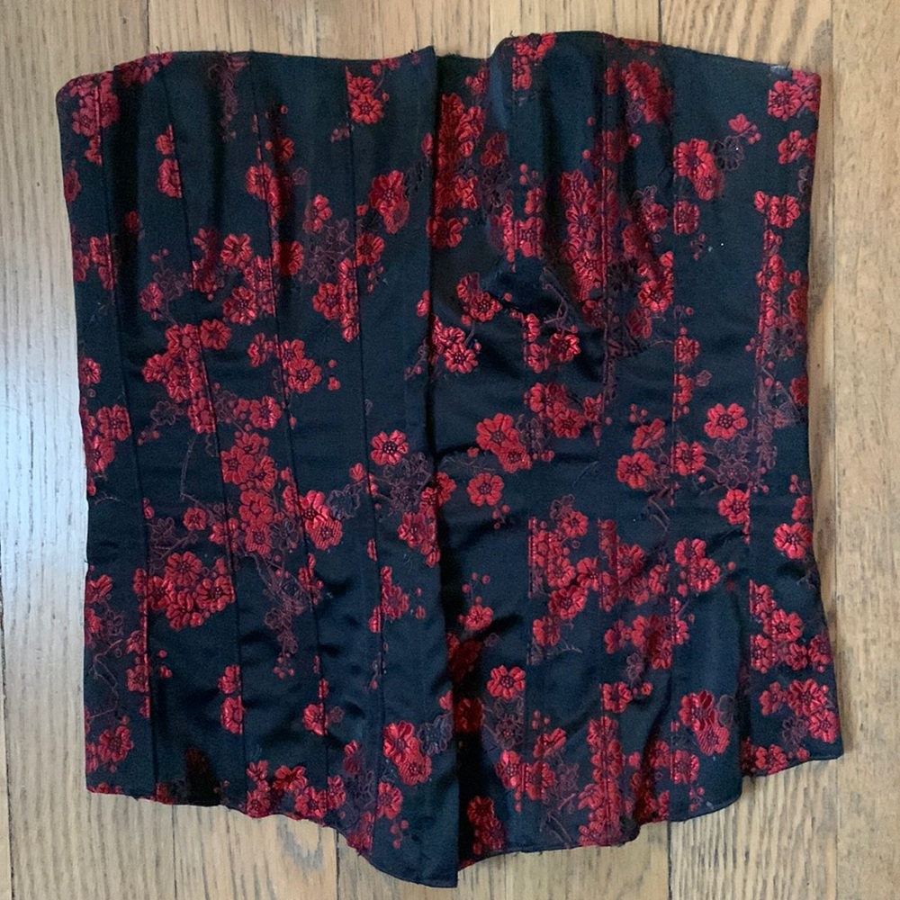 Strapless corset with zip front. Size 34. Good used condition.
